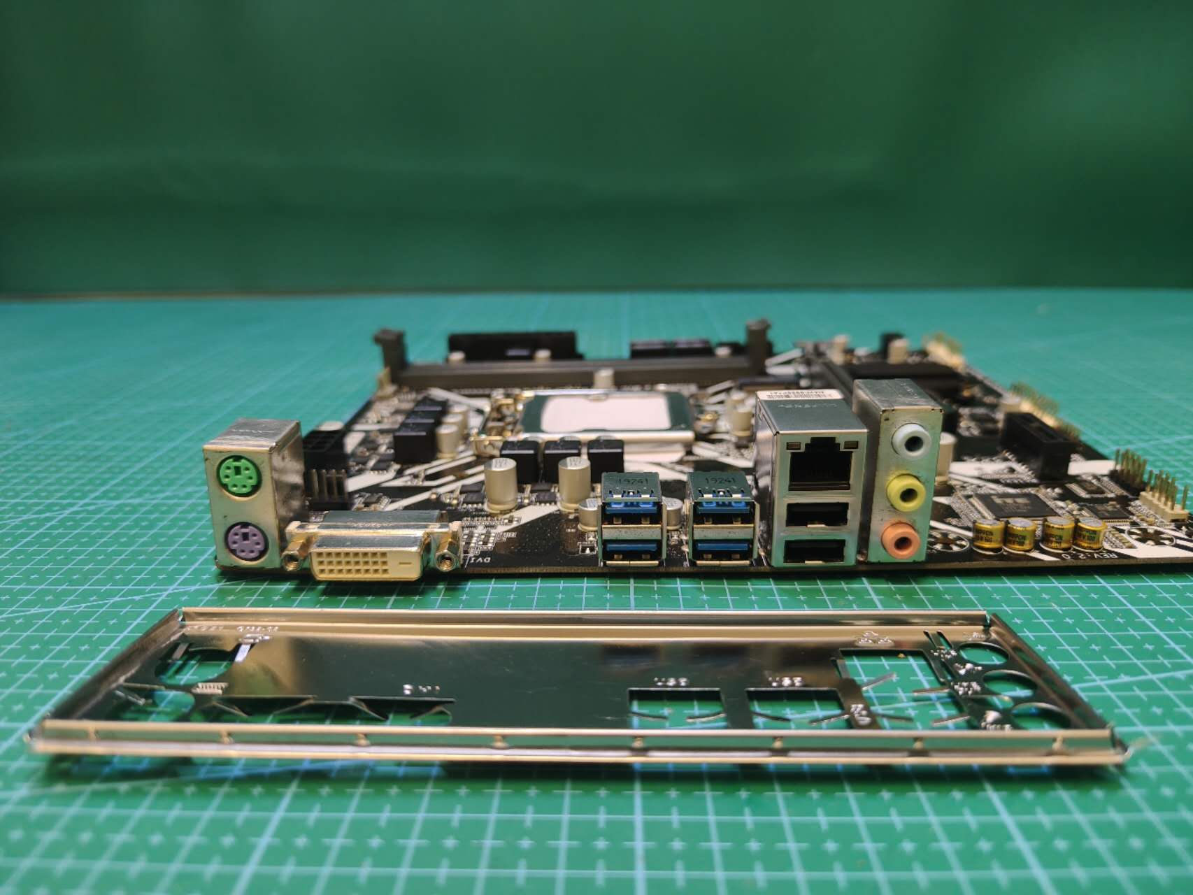 GIGABYTE B365 Motherboard LGA 1151 Intel 8th 9th Gen - Refurbished 90-Day Warranty - rear ports and connector detail
