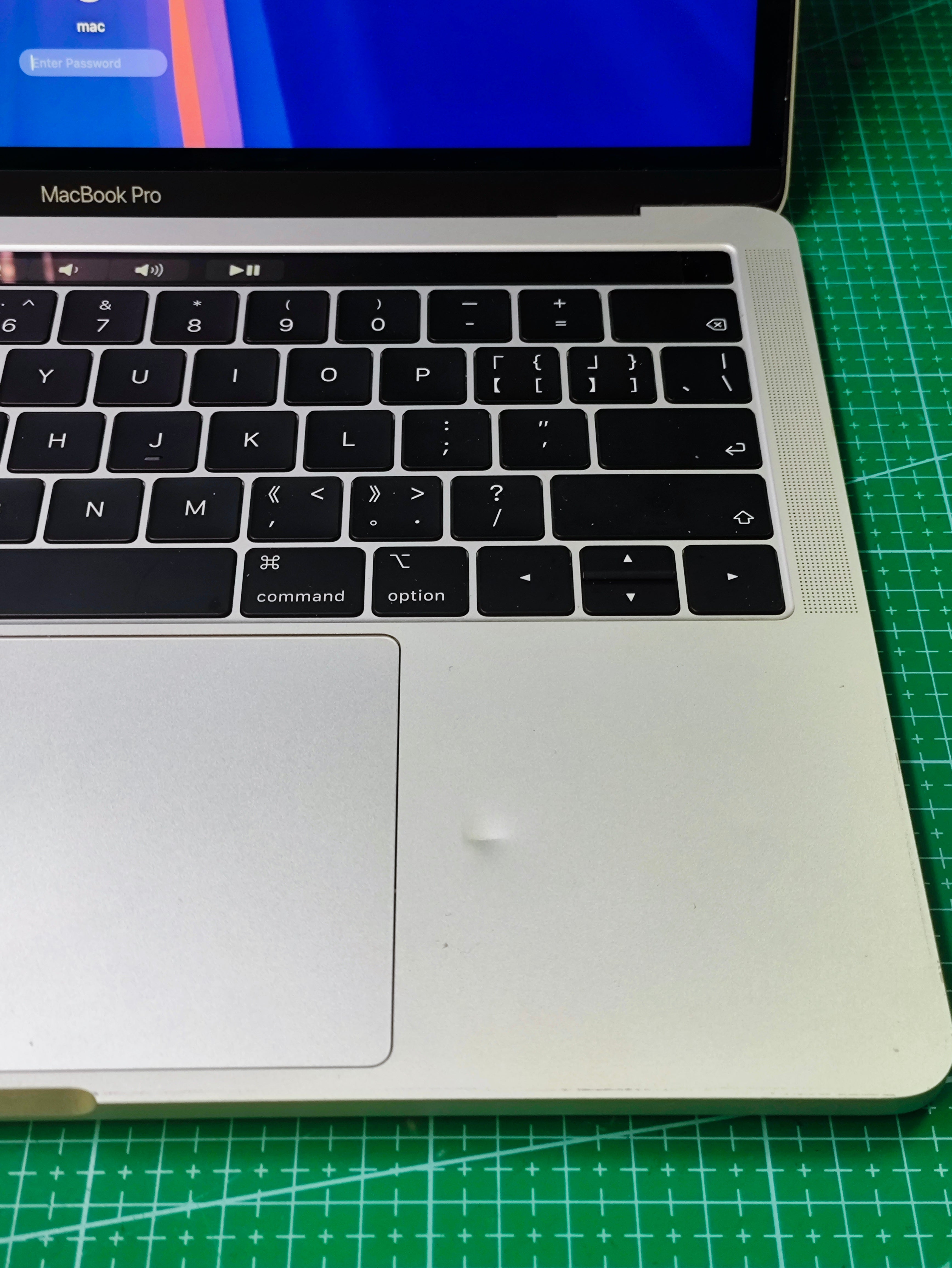 MacBook Pro 13 inch 2019 256GB 8GB RAM Silver A1989 - Used - additional detail photo 4